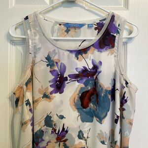 Vera Wang flowy high low light sleeveless blouse.